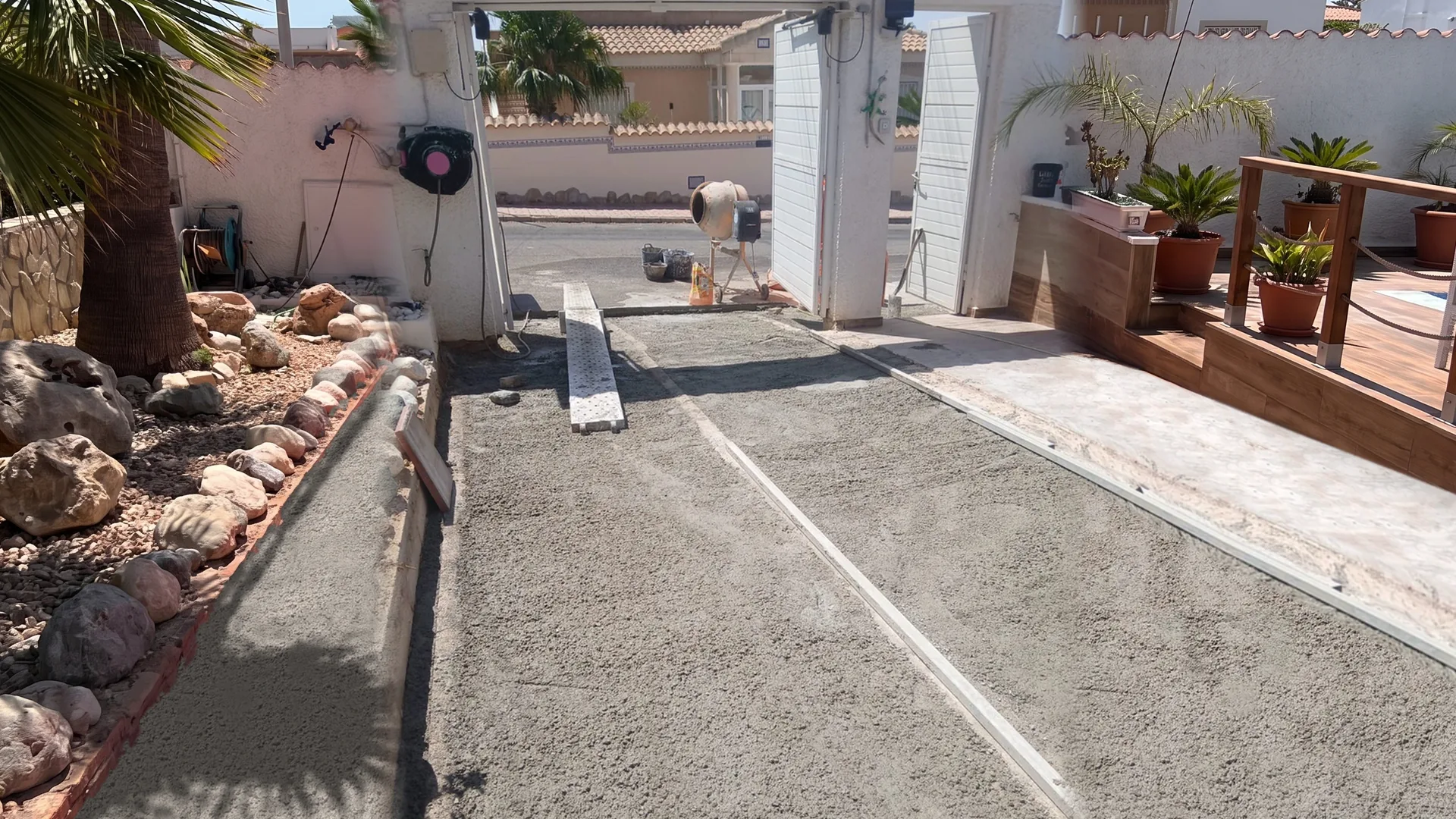 Entrada de coches con la solera de hormigón a medio hacer, antes del impreso